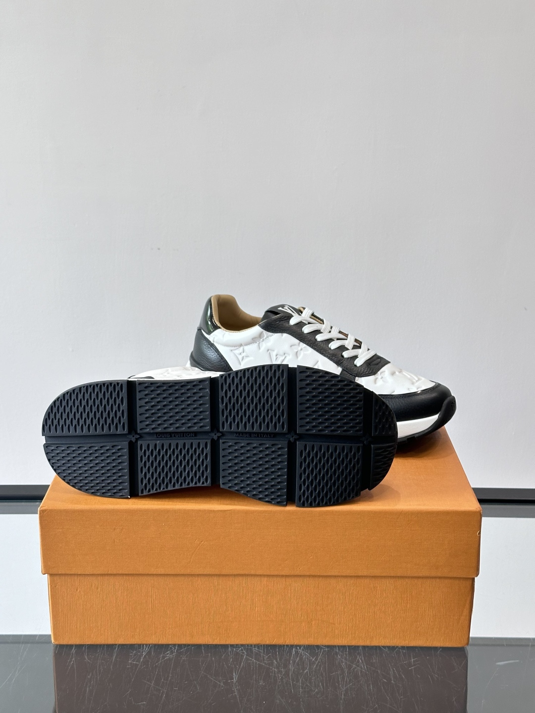 LV 男士休闲运动鞋，经典黑白配色，优质皮革+Monogram压纹，奢华感满满。橡胶鞋底抓地力强，日常穿