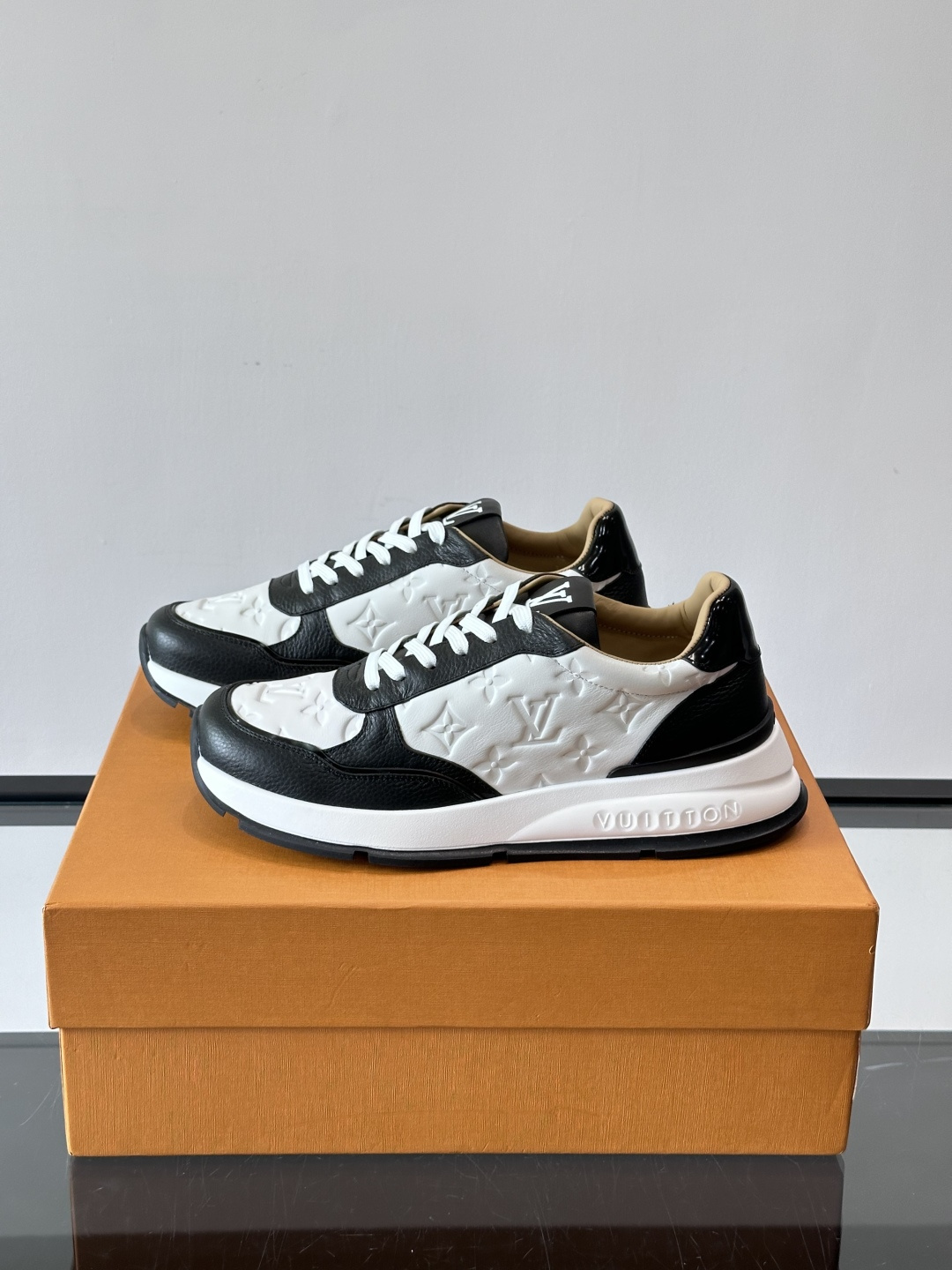 LV 男士休闲运动鞋，经典黑白配色，优质皮革+Monogram压纹，奢华感满满。橡胶鞋底抓地力强，日常穿