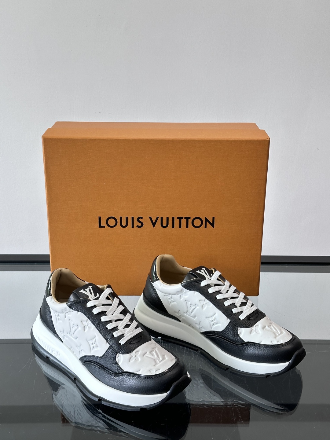 LV 男士休闲运动鞋，经典黑白配色，优质皮革+Monogram压纹，奢华感满满。橡胶鞋底抓地力强，日常穿