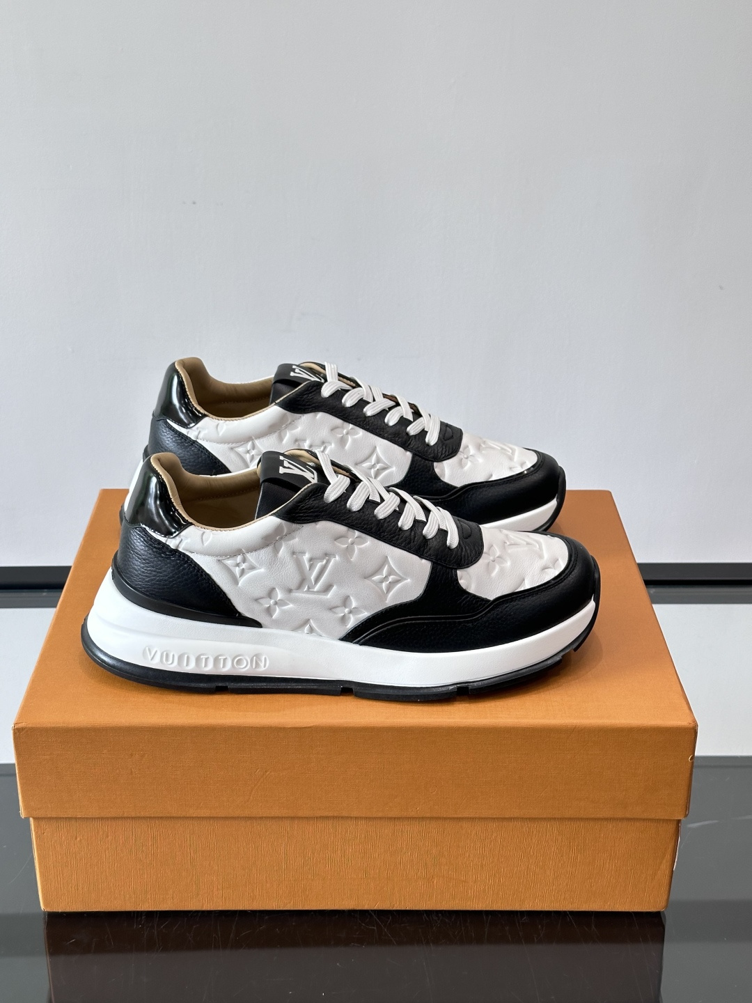 LV 男士休闲运动鞋，经典黑白配色，优质皮革+Monogram压纹，奢华感满满。橡胶鞋底抓地力强，日常穿