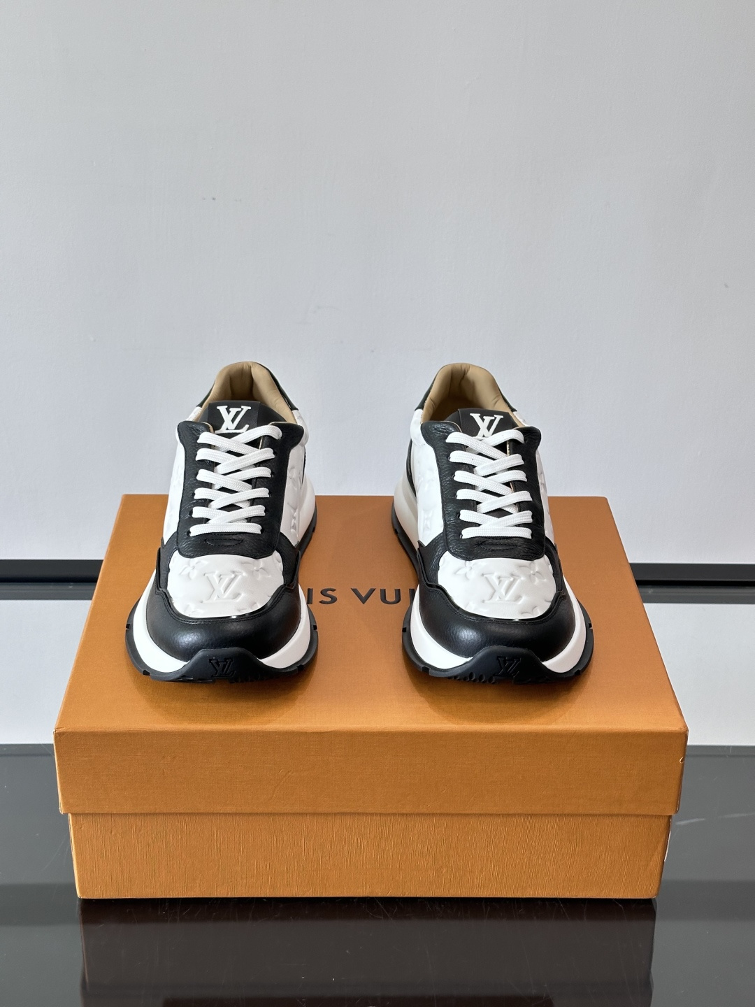 LV 男士休闲运动鞋，经典黑白配色，优质皮革+Monogram压纹，奢华感满满。橡胶鞋底抓地力强，日常穿