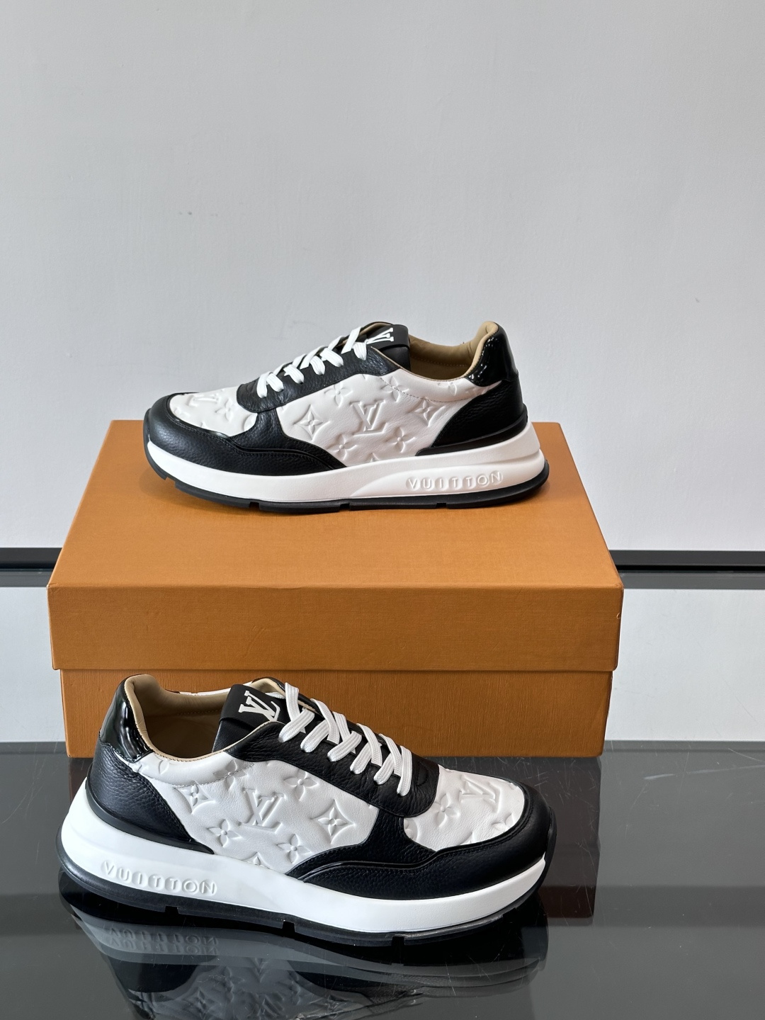 LV 男士休闲运动鞋，经典黑白配色，优质皮革+Monogram压纹，奢华感满满。橡胶鞋底抓地力强，日常穿