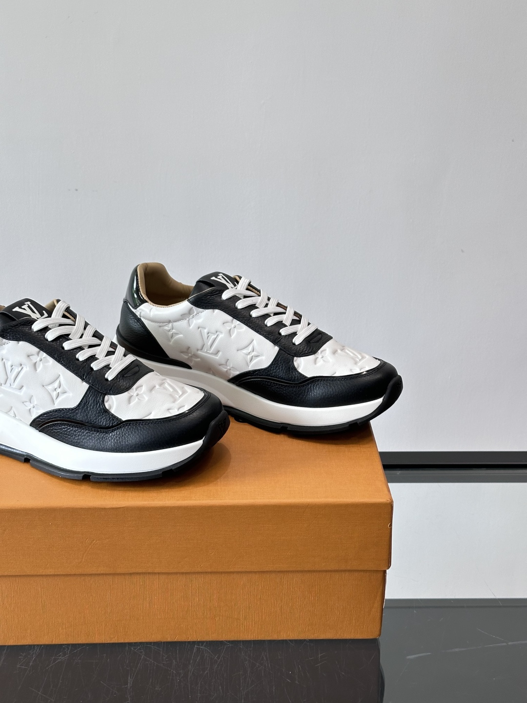 LV 男士休闲运动鞋，经典黑白配色，优质皮革+Monogram压纹，奢华感满满。橡胶鞋底抓地力强，日常穿