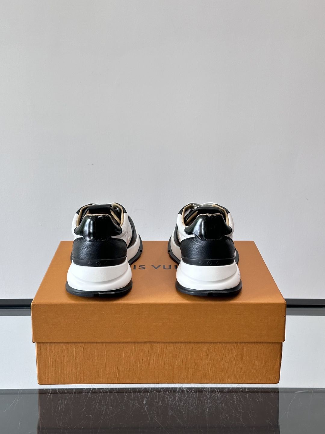 LV 男士休闲运动鞋，经典黑白配色，优质皮革+Monogram压纹，奢华感满满。橡胶鞋底抓地力强，日常穿