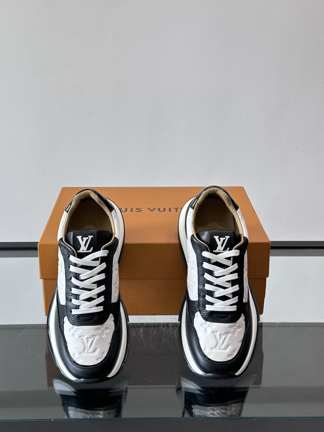 LV 男士休闲运动鞋，经典黑白配色，优质皮革+Monogram压纹，奢华感满满。橡胶鞋底抓地力强，日常穿