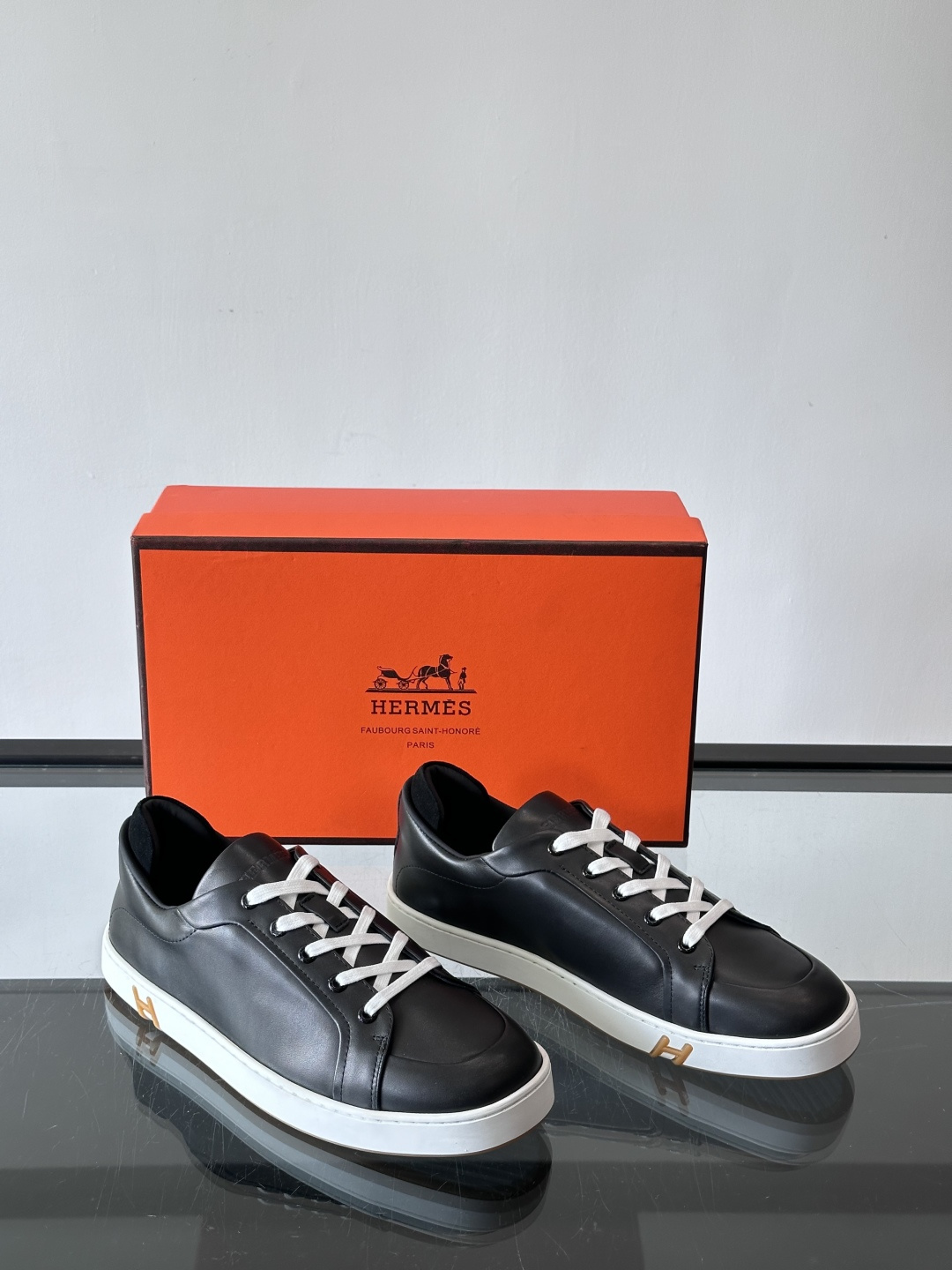 爱马仕Kid运动鞋，全皮材质+经典“H”标识，低调奢华感满满。鞋面柔软透气，鞋底橡胶耐磨，穿着舒适又实用