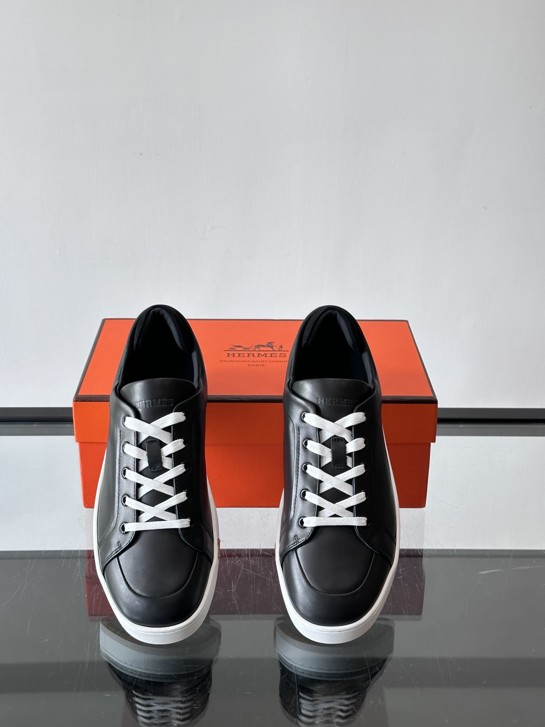 爱马仕Kid运动鞋，全皮材质+经典“H”标识，低调奢华感满满。鞋面柔软透气，鞋底橡胶耐磨，穿着舒适又实用