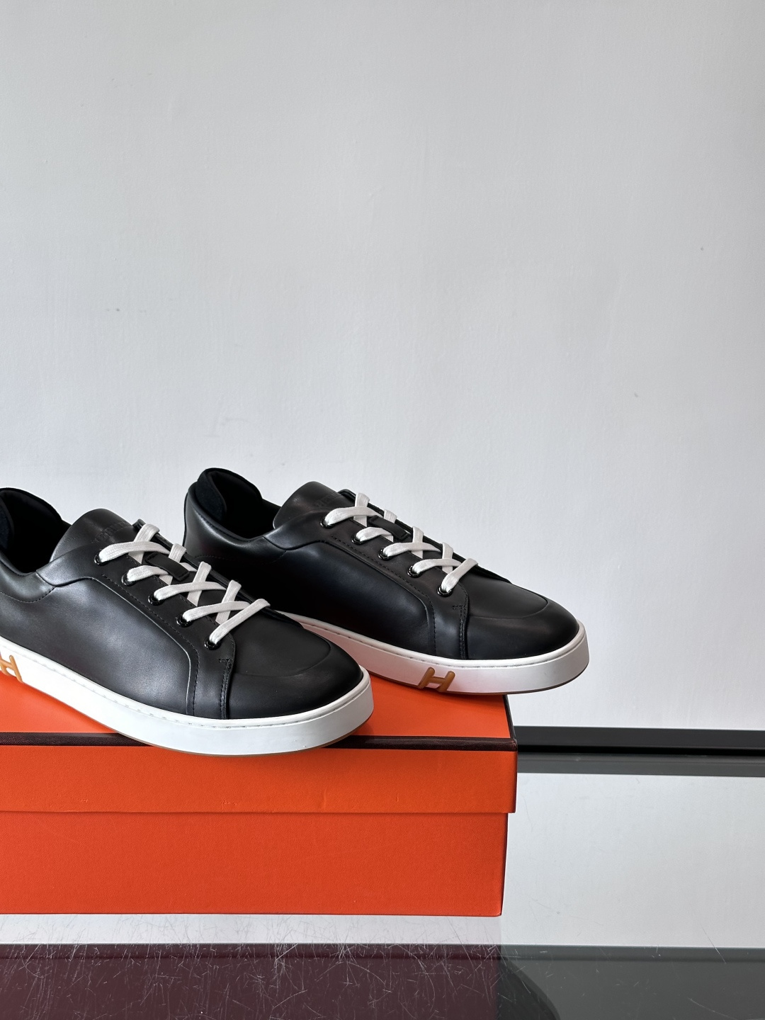 爱马仕Kid运动鞋，全皮材质+经典“H”标识，低调奢华感满满。鞋面柔软透气，鞋底橡胶耐磨，穿着舒适又实用