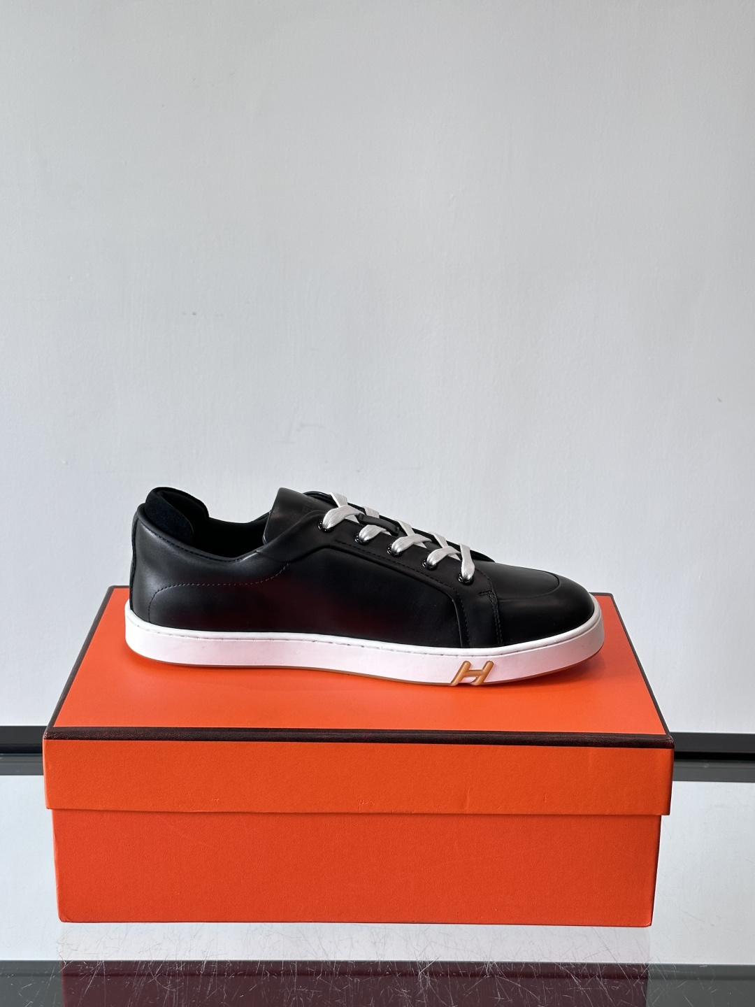 爱马仕Kid运动鞋，全皮材质+经典“H”标识，低调奢华感满满。鞋面柔软透气，鞋底橡胶耐磨，穿着舒适又实用