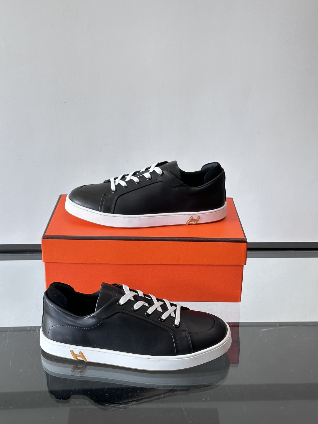 爱马仕Kid运动鞋，全皮材质+经典“H”标识，低调奢华感满满。鞋面柔软透气，鞋底橡胶耐磨，穿着舒适又实用