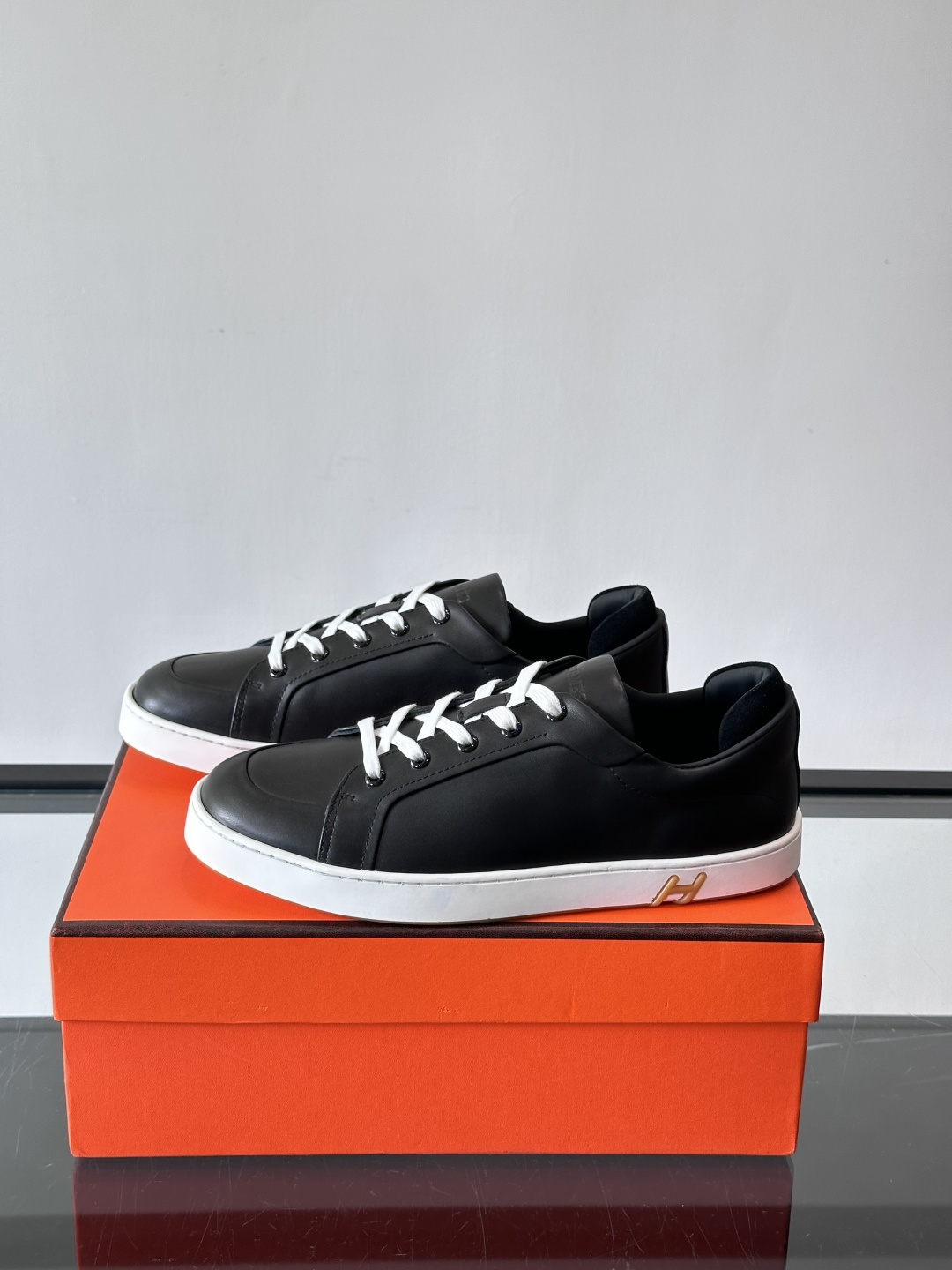 爱马仕Kid运动鞋，全皮材质+经典“H”标识，低调奢华感满满。鞋面柔软透气，鞋底橡胶耐磨，穿着舒适又实用