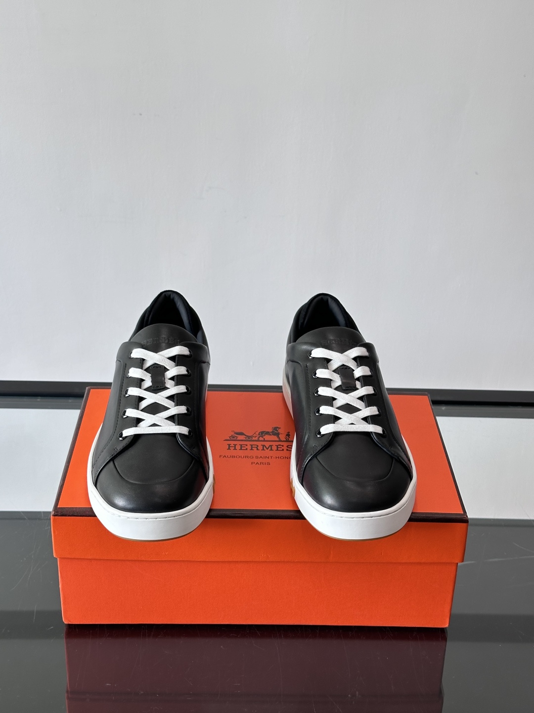 爱马仕Kid运动鞋，全皮材质+经典“H”标识，低调奢华感满满。鞋面柔软透气，鞋底橡胶耐磨，穿着舒适又实用