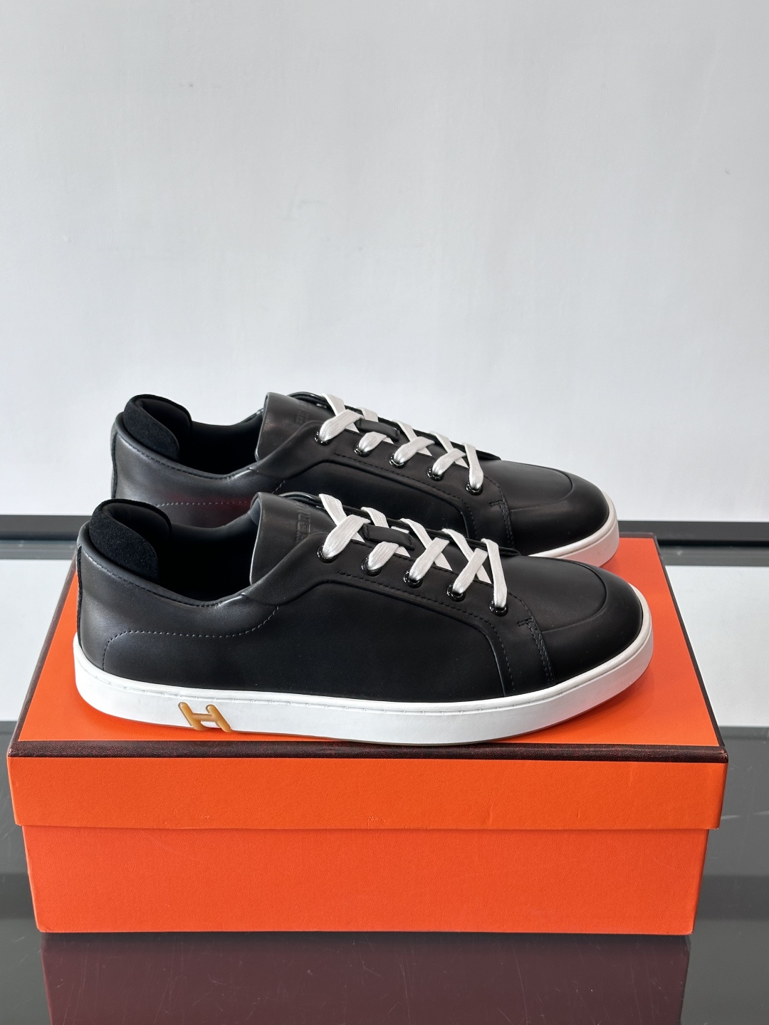 爱马仕Kid运动鞋，全皮材质+经典“H”标识，低调奢华感满满。鞋面柔软透气，鞋底橡胶耐磨，穿着舒适又实用