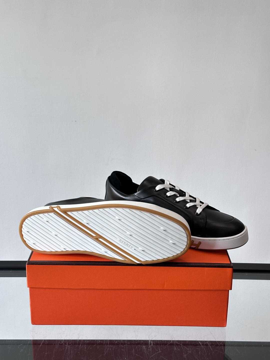 爱马仕Kid运动鞋，全皮材质+经典“H”标识，低调奢华感满满。鞋面柔软透气，鞋底橡胶耐磨，穿着舒适又实用