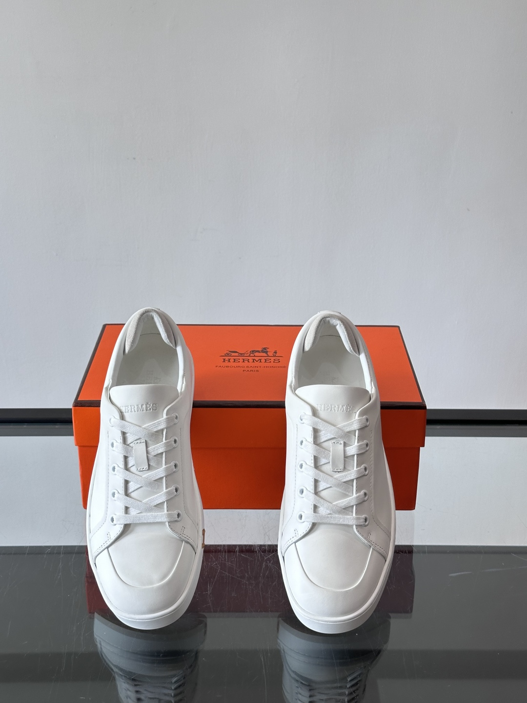 爱马仕Kid运动鞋，全皮材质+经典“H”标识，低调奢华感满满。鞋面柔软透气，鞋底橡胶耐磨，穿着舒适又实用