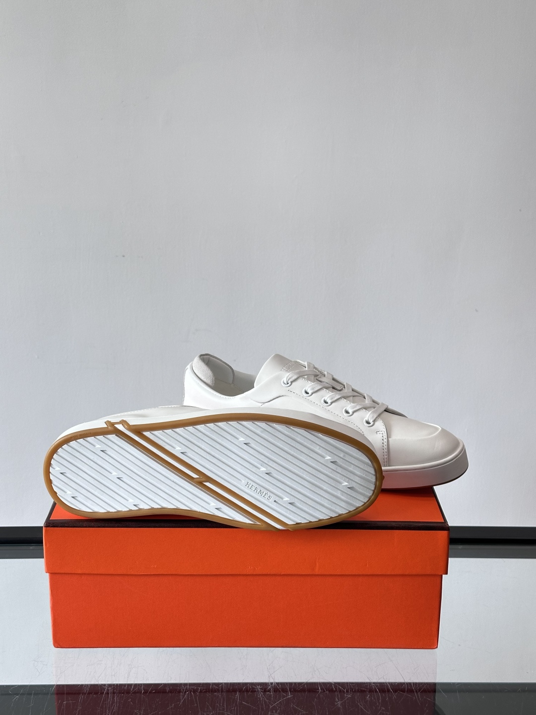爱马仕Kid运动鞋，全皮材质+经典“H”标识，低调奢华感满满。鞋面柔软透气，鞋底橡胶耐磨，穿着舒适又实用