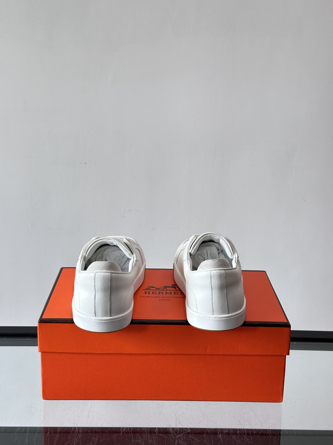 爱马仕Kid运动鞋，全皮材质+经典“H”标识，低调奢华感满满。鞋面柔软透气，鞋底橡胶耐磨，穿着舒适又实用