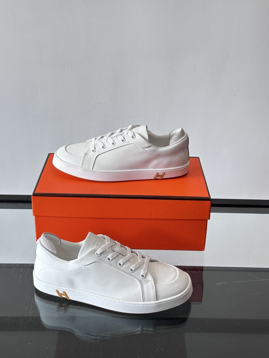 爱马仕Kid运动鞋，全皮材质+经典“H”标识，低调奢华感满满。鞋面柔软透气，鞋底橡胶耐磨，穿着舒适又实用