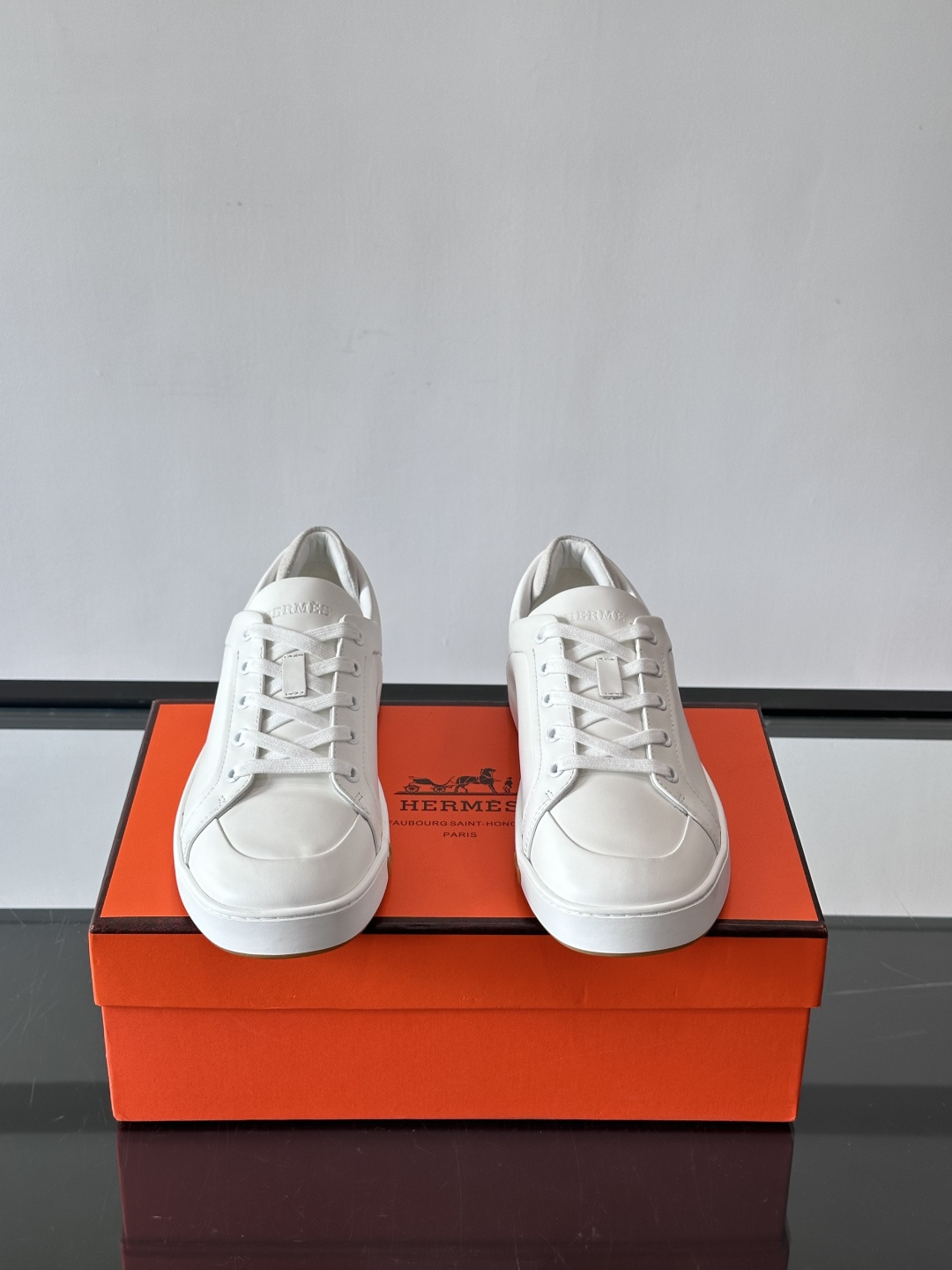 爱马仕Kid运动鞋，全皮材质+经典“H”标识，低调奢华感满满。鞋面柔软透气，鞋底橡胶耐磨，穿着舒适又实用