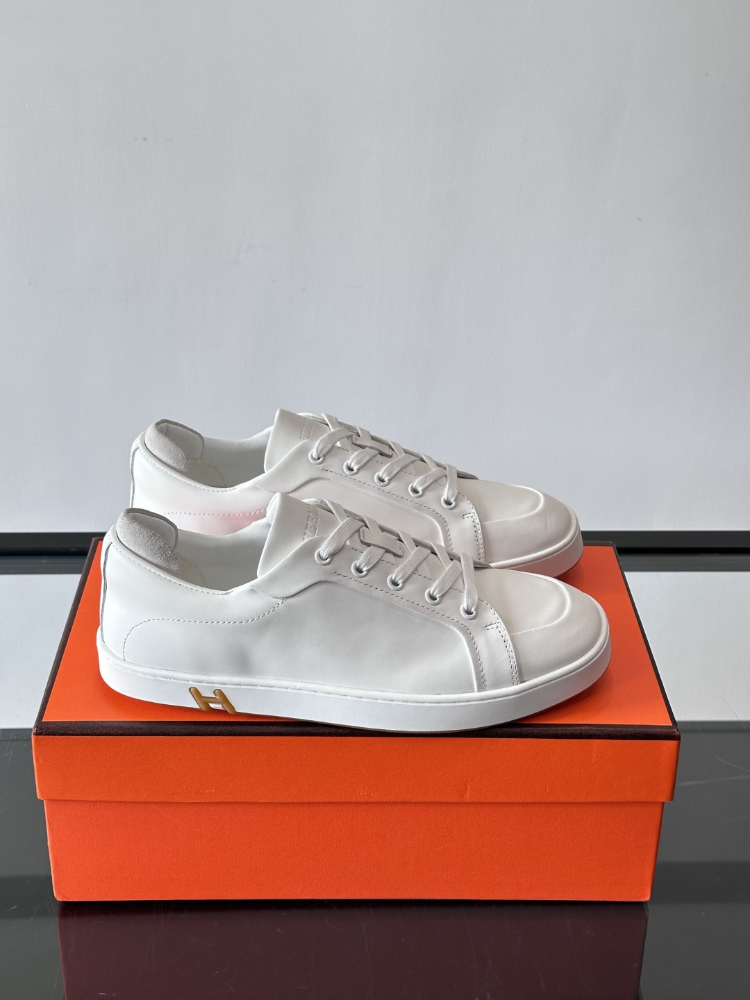 爱马仕Kid运动鞋，全皮材质+经典“H”标识，低调奢华感满满。鞋面柔软透气，鞋底橡胶耐磨，穿着舒适又实用
