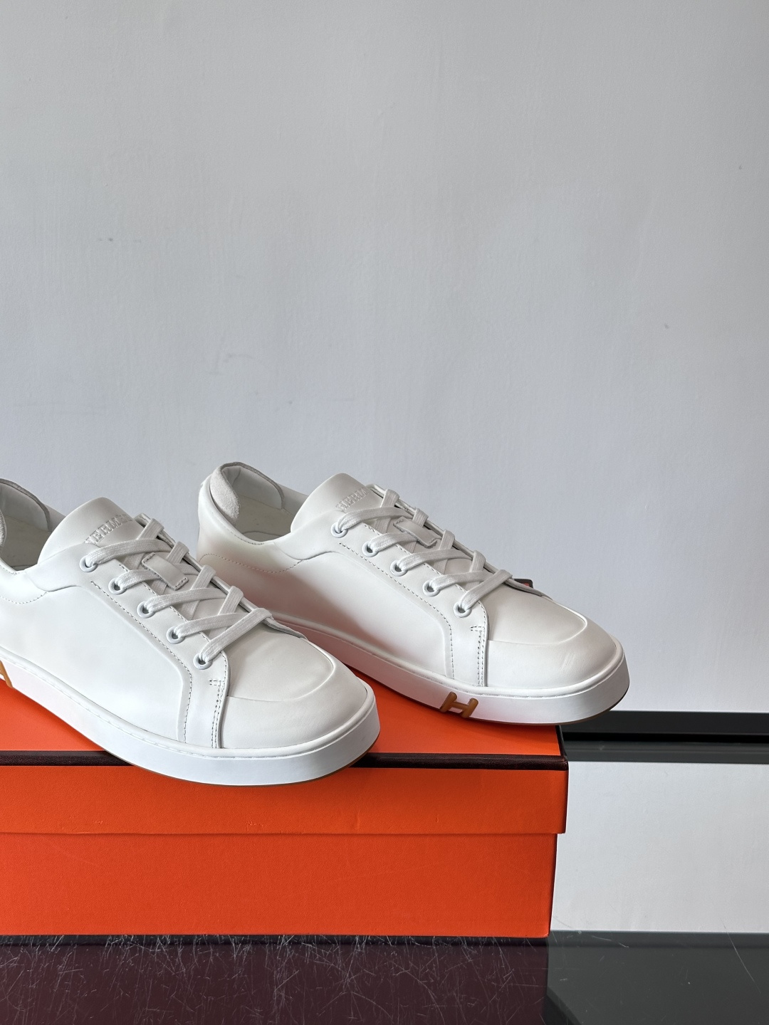 爱马仕Kid运动鞋，全皮材质+经典“H”标识，低调奢华感满满。鞋面柔软透气，鞋底橡胶耐磨，穿着舒适又实用