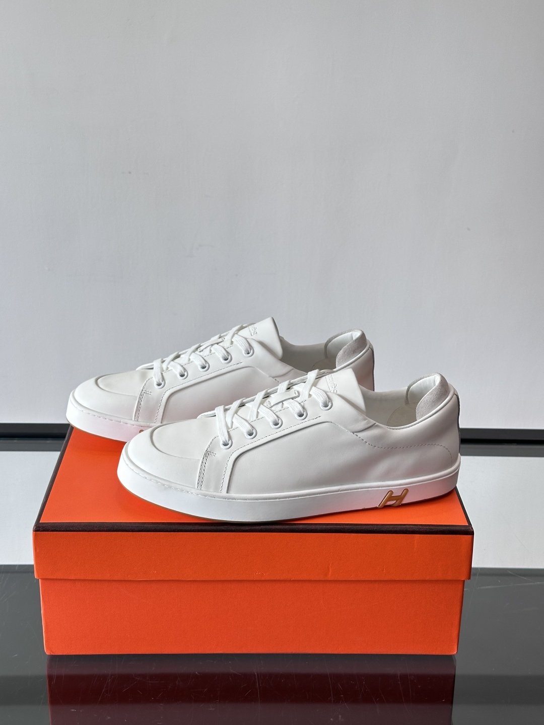 爱马仕Kid运动鞋，全皮材质+经典“H”标识，低调奢华感满满。鞋面柔软透气，鞋底橡胶耐磨，穿着舒适又实用