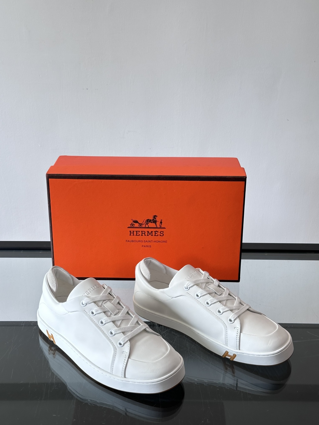 爱马仕Kid运动鞋，全皮材质+经典“H”标识，低调奢华感满满。鞋面柔软透气，鞋底橡胶耐磨，穿着舒适又实用
