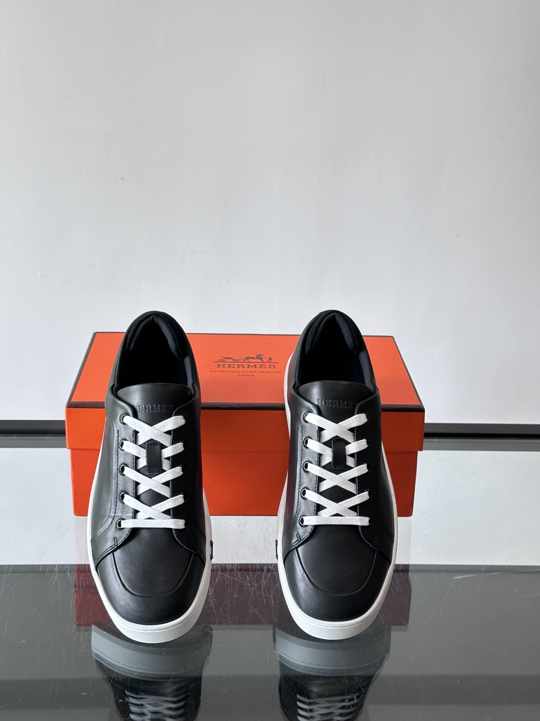 爱马仕Kid运动鞋，全皮材质+经典“H”标识，低调奢华感满满。鞋面柔软透气，鞋底橡胶耐磨，穿着舒适又实用