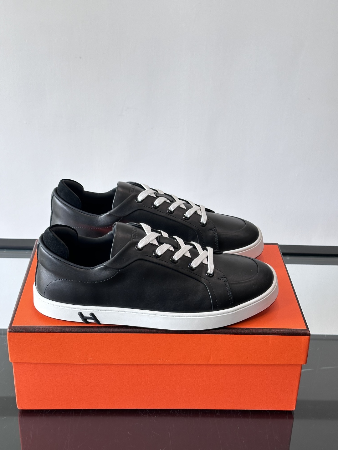 爱马仕Kid运动鞋，全皮材质+经典“H”标识，低调奢华感满满。鞋面柔软透气，鞋底橡胶耐磨，穿着舒适又实用