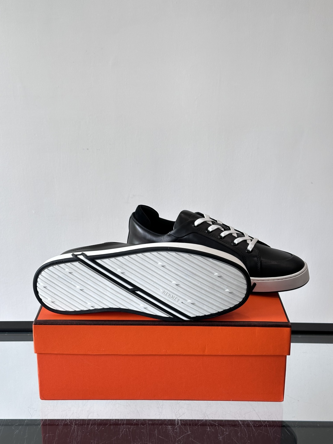 爱马仕Kid运动鞋，全皮材质+经典“H”标识，低调奢华感满满。鞋面柔软透气，鞋底橡胶耐磨，穿着舒适又实用