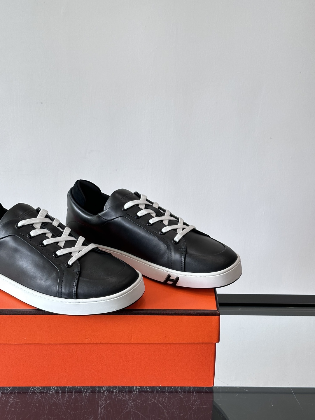 爱马仕Kid运动鞋，全皮材质+经典“H”标识，低调奢华感满满。鞋面柔软透气，鞋底橡胶耐磨，穿着舒适又实用