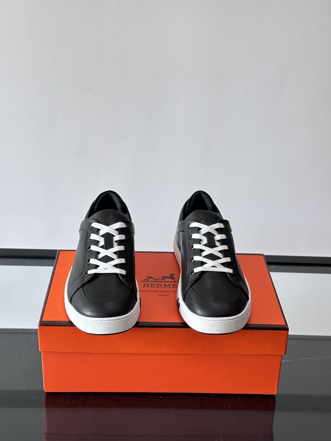 爱马仕Kid运动鞋，全皮材质+经典“H”标识，低调奢华感满满。鞋面柔软透气，鞋底橡胶耐磨，穿着舒适又实用