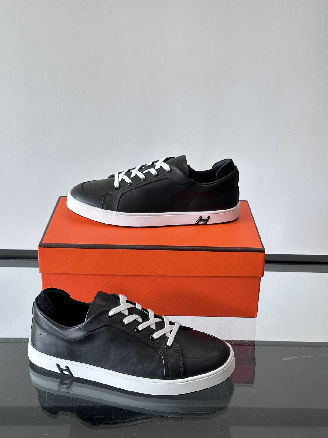 爱马仕Kid运动鞋，全皮材质+经典“H”标识，低调奢华感满满。鞋面柔软透气，鞋底橡胶耐磨，穿着舒适又实用