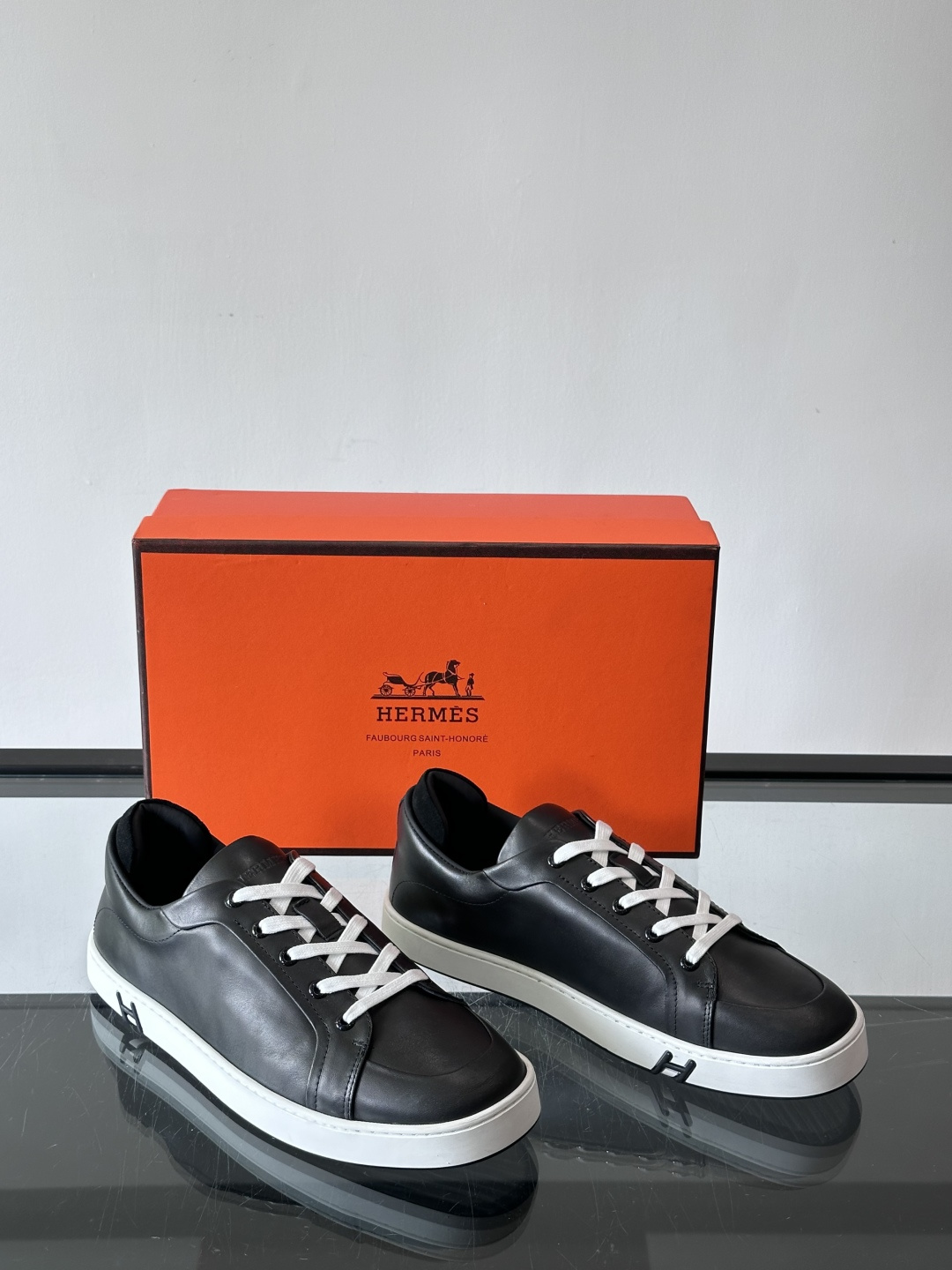 爱马仕Kid运动鞋，全皮材质+经典“H”标识，低调奢华感满满。鞋面柔软透气，鞋底橡胶耐磨，穿着舒适又实用