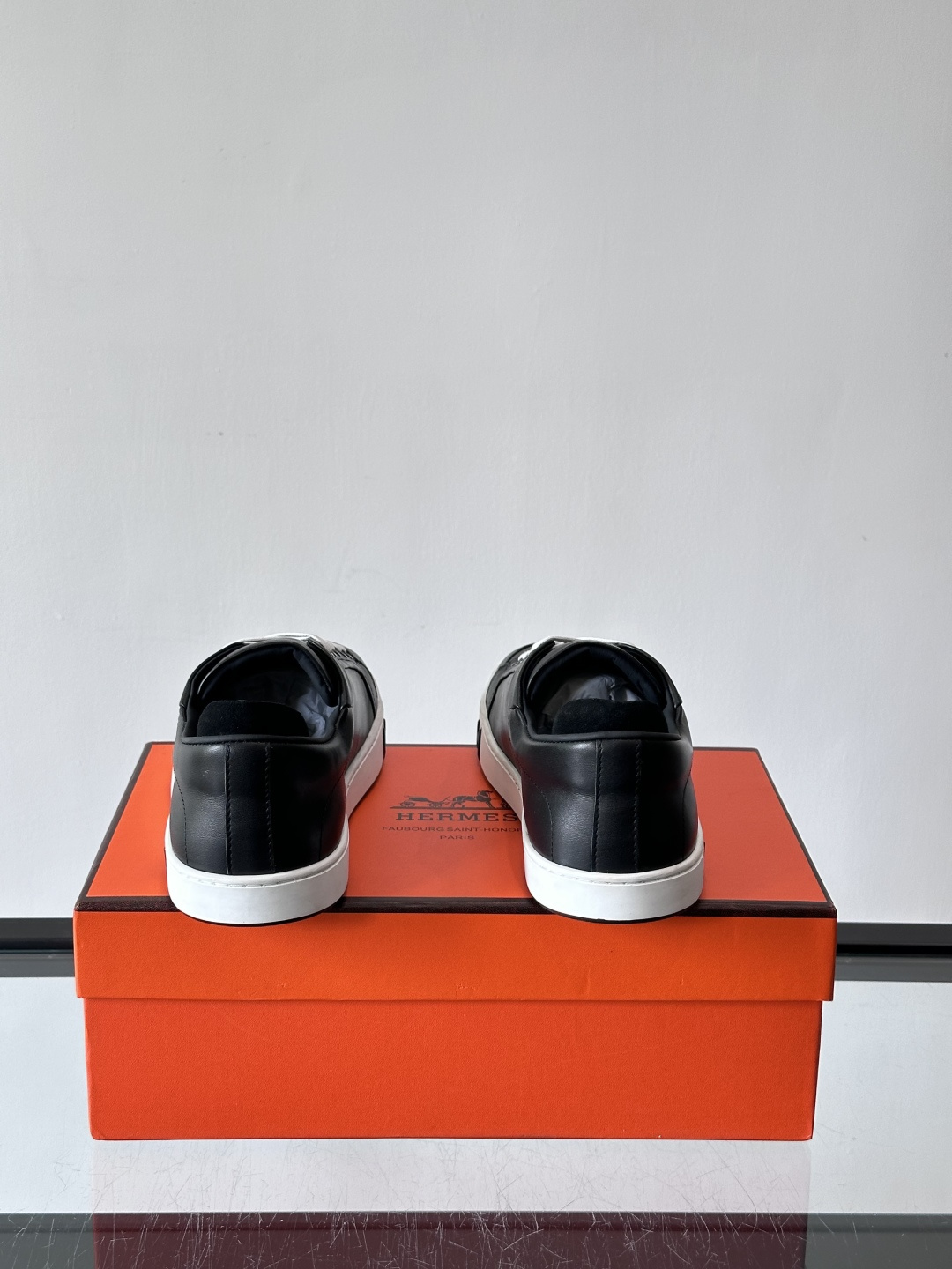 爱马仕Kid运动鞋，全皮材质+经典“H”标识，低调奢华感满满。鞋面柔软透气，鞋底橡胶耐磨，穿着舒适又实用