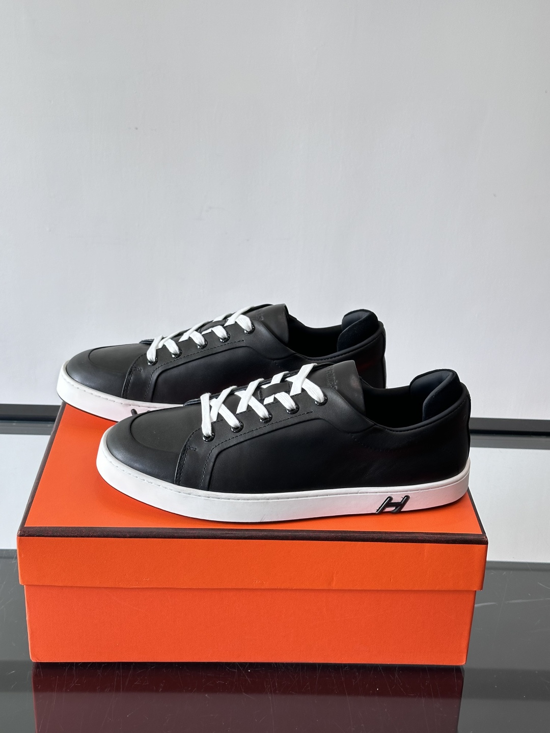 爱马仕Kid运动鞋，全皮材质+经典“H”标识，低调奢华感满满。鞋面柔软透气，鞋底橡胶耐磨，穿着舒适又实用