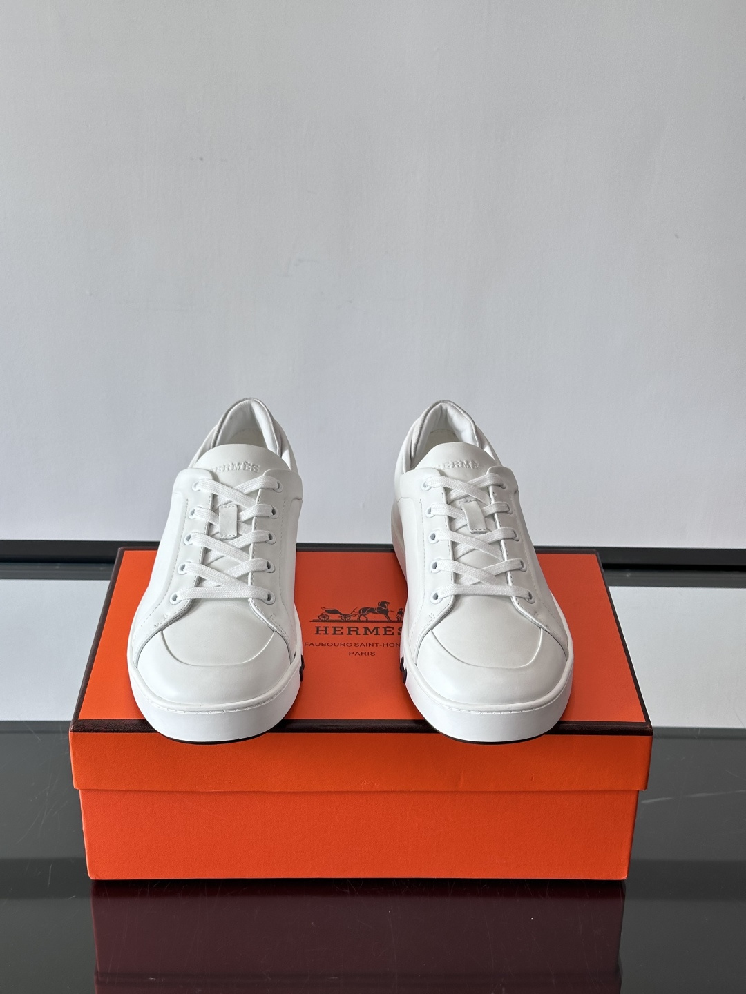 爱马仕Kid运动鞋，全皮材质+经典“H”标识，低调奢华感满满。鞋面柔软透气，鞋底橡胶耐磨，穿着舒适又实用