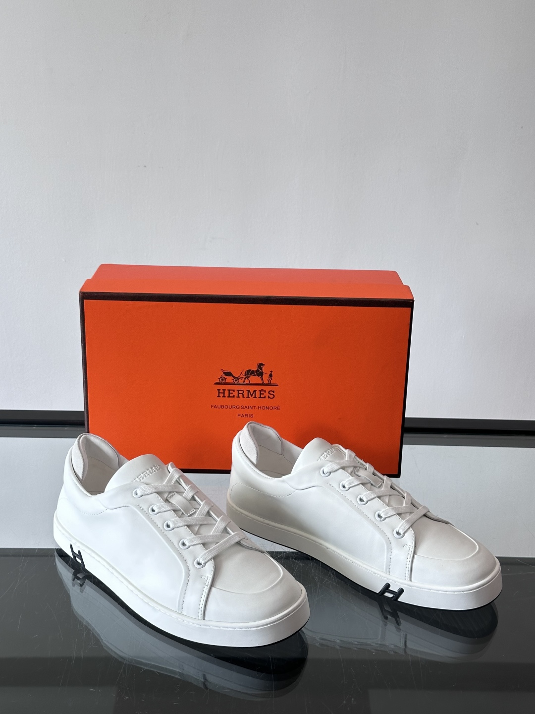 爱马仕Kid运动鞋，全皮材质+经典“H”标识，低调奢华感满满。鞋面柔软透气，鞋底橡胶耐磨，穿着舒适又实用