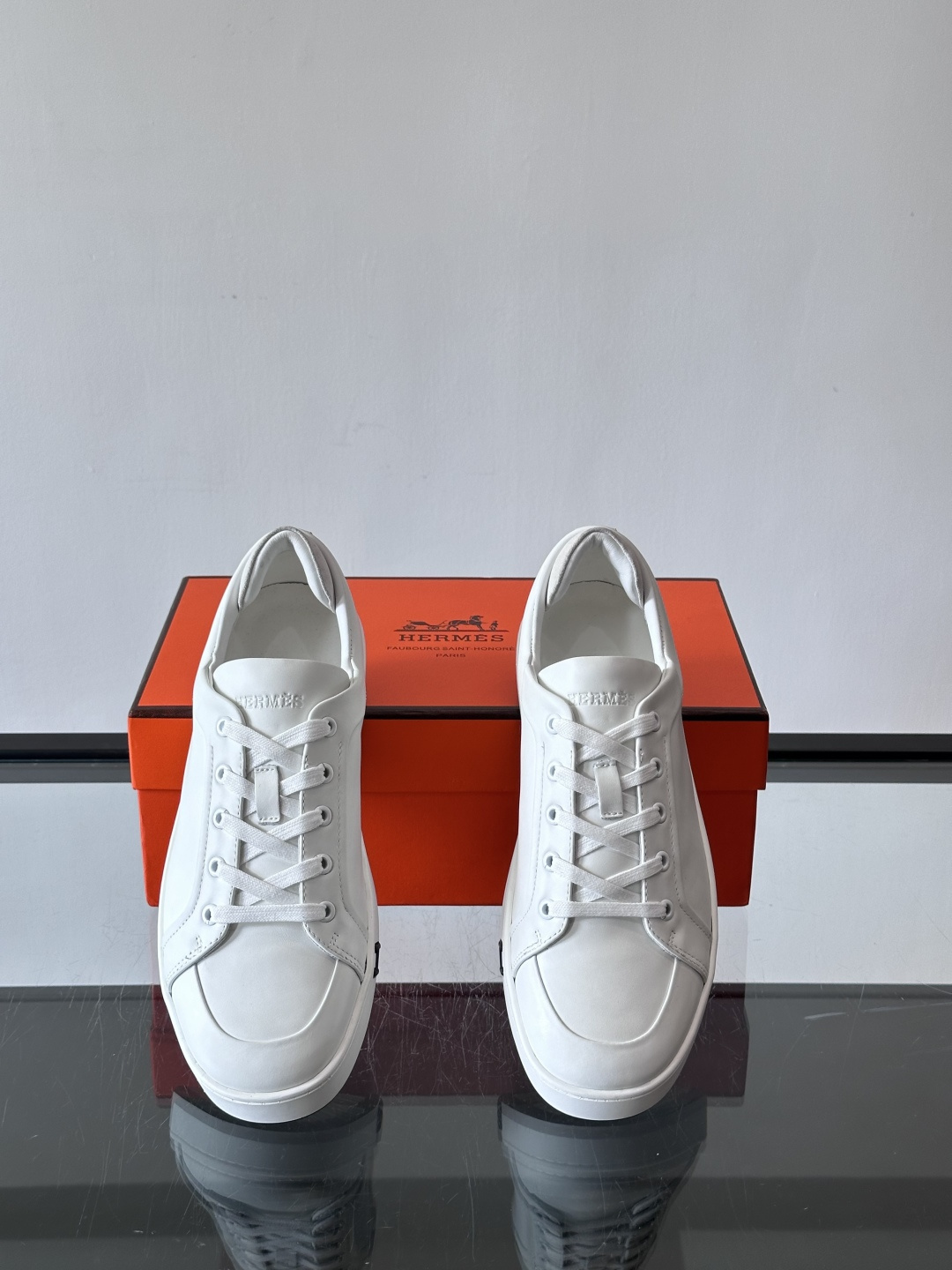 爱马仕Kid运动鞋，全皮材质+经典“H”标识，低调奢华感满满。鞋面柔软透气，鞋底橡胶耐磨，穿着舒适又实用