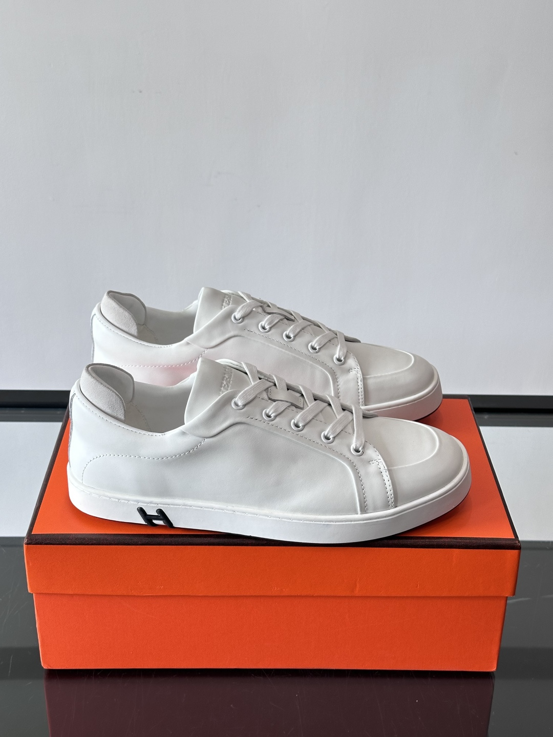 爱马仕Kid运动鞋，全皮材质+经典“H”标识，低调奢华感满满。鞋面柔软透气，鞋底橡胶耐磨，穿着舒适又实用
