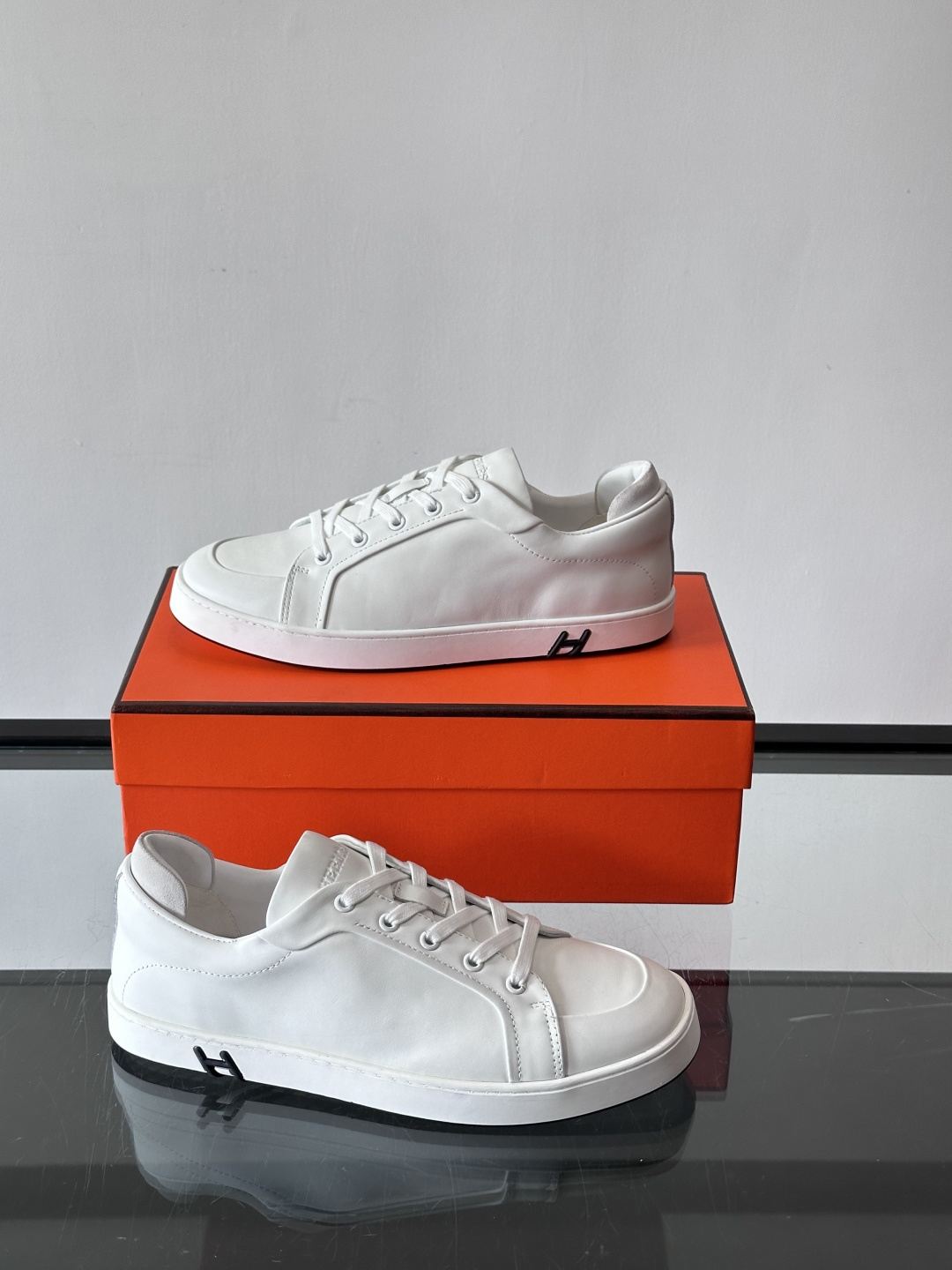 爱马仕Kid运动鞋，全皮材质+经典“H”标识，低调奢华感满满。鞋面柔软透气，鞋底橡胶耐磨，穿着舒适又实用