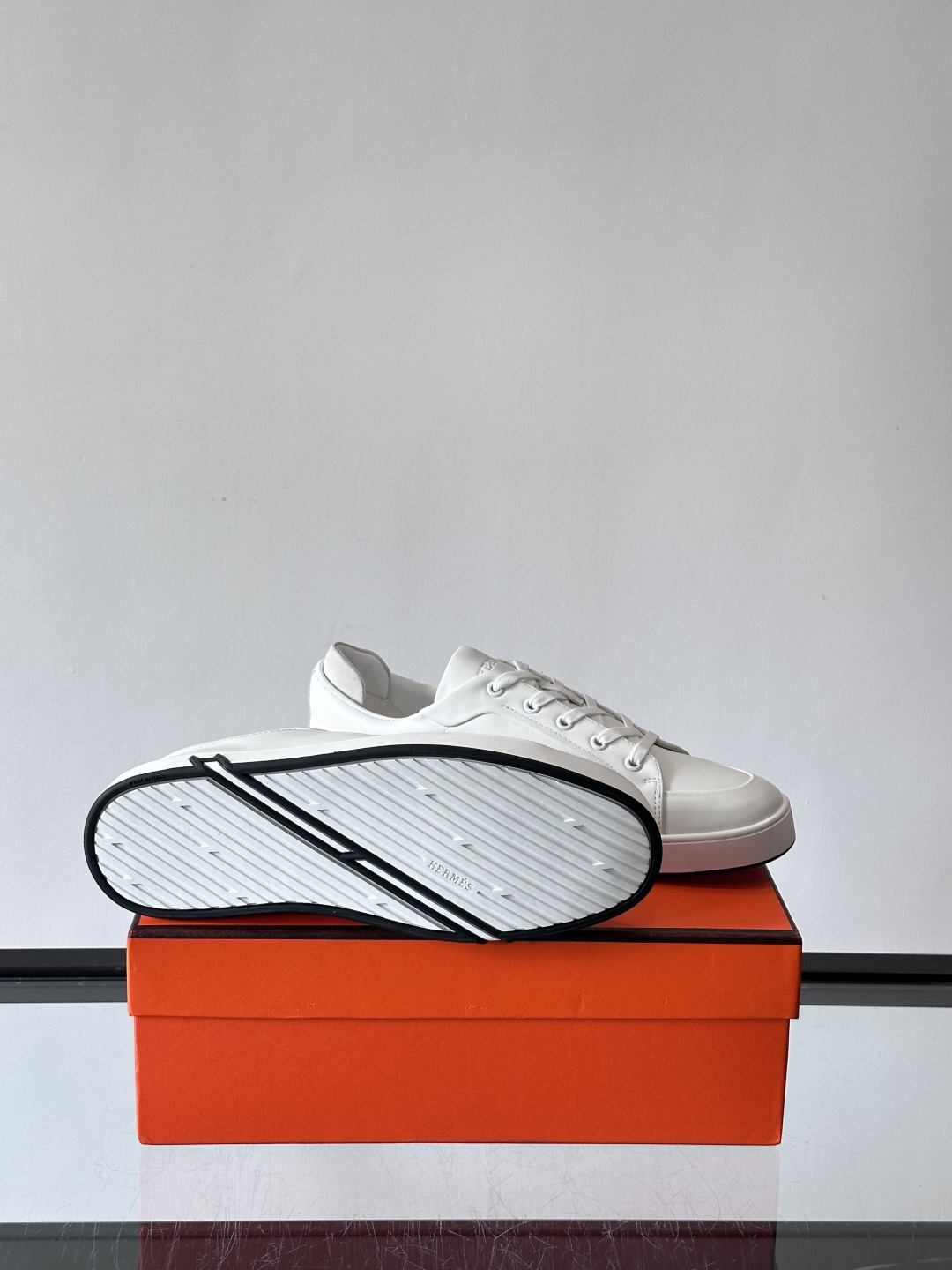 爱马仕Kid运动鞋，全皮材质+经典“H”标识，低调奢华感满满。鞋面柔软透气，鞋底橡胶耐磨，穿着舒适又实用