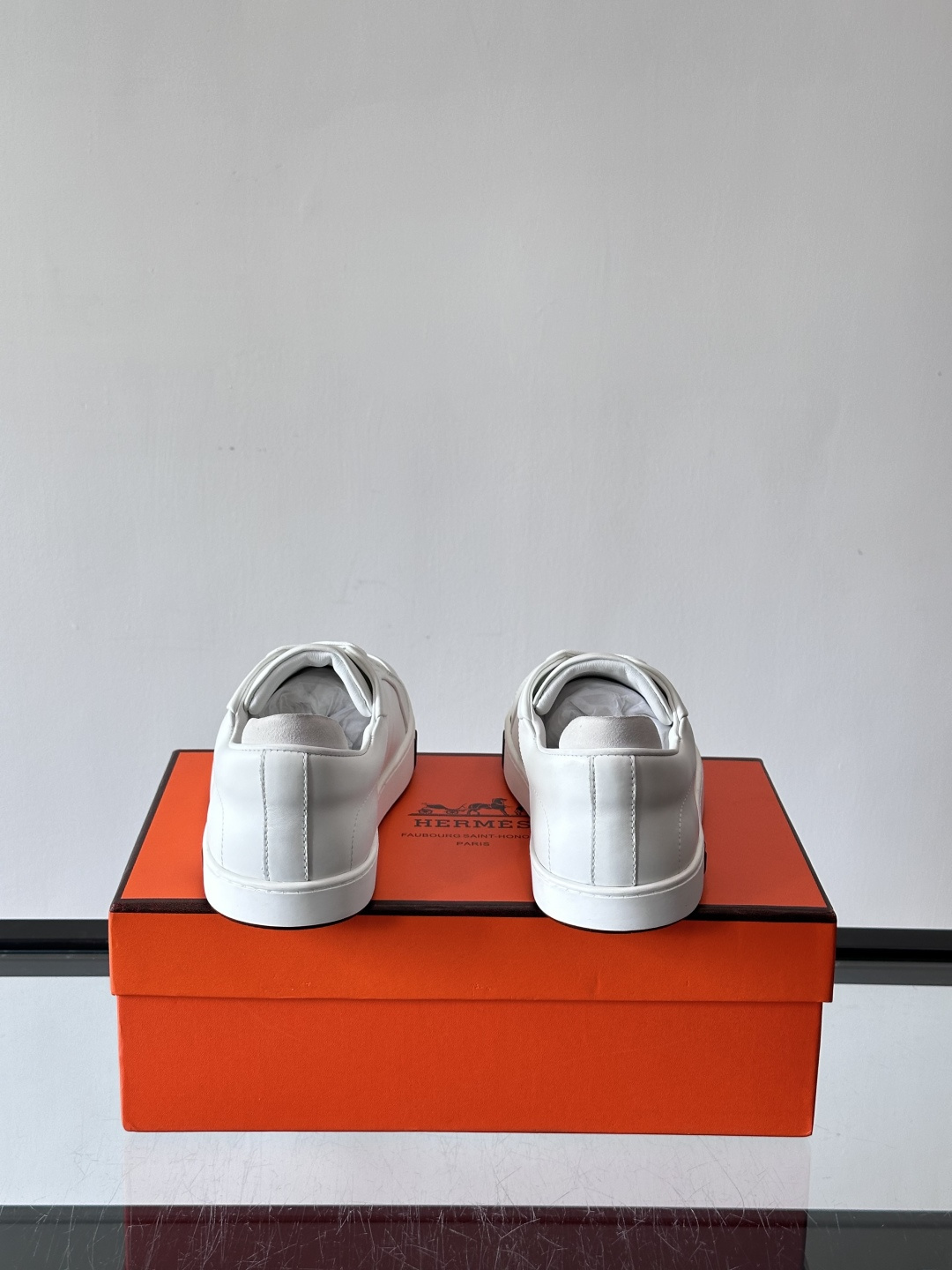 爱马仕Kid运动鞋，全皮材质+经典“H”标识，低调奢华感满满。鞋面柔软透气，鞋底橡胶耐磨，穿着舒适又实用