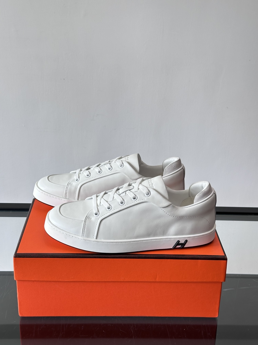 爱马仕Kid运动鞋，全皮材质+经典“H”标识，低调奢华感满满。鞋面柔软透气，鞋底橡胶耐磨，穿着舒适又实用