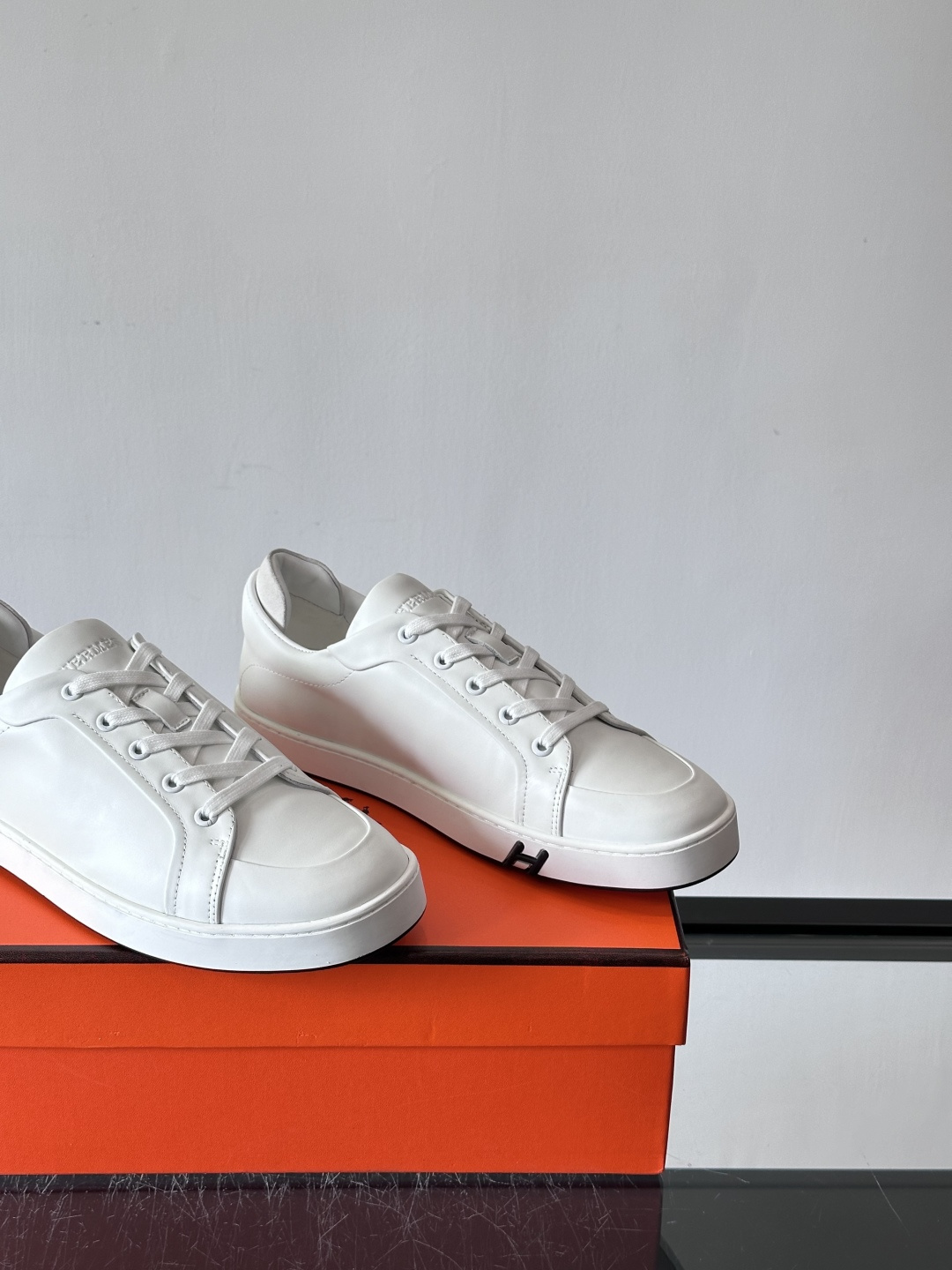 爱马仕Kid运动鞋，全皮材质+经典“H”标识，低调奢华感满满。鞋面柔软透气，鞋底橡胶耐磨，穿着舒适又实用