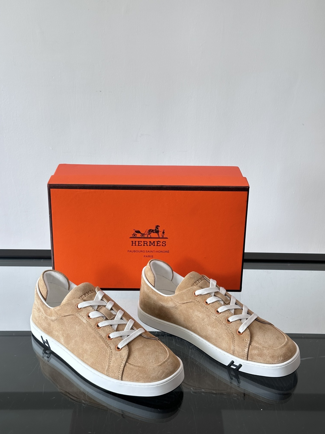 爱马仕Kid系列麂皮运动鞋，卡其色麂皮+小牛皮拼接，质感细腻又耐用。白色TPU橡胶鞋底，轻便舒适，日常穿