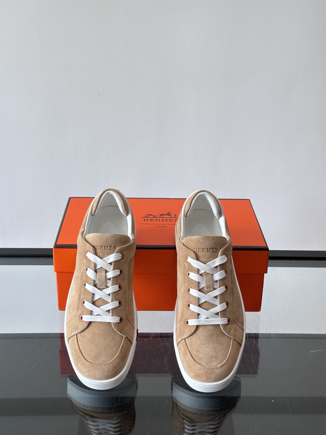 爱马仕Kid系列麂皮运动鞋，卡其色麂皮+小牛皮拼接，质感细腻又耐用。白色TPU橡胶鞋底，轻便舒适，日常穿