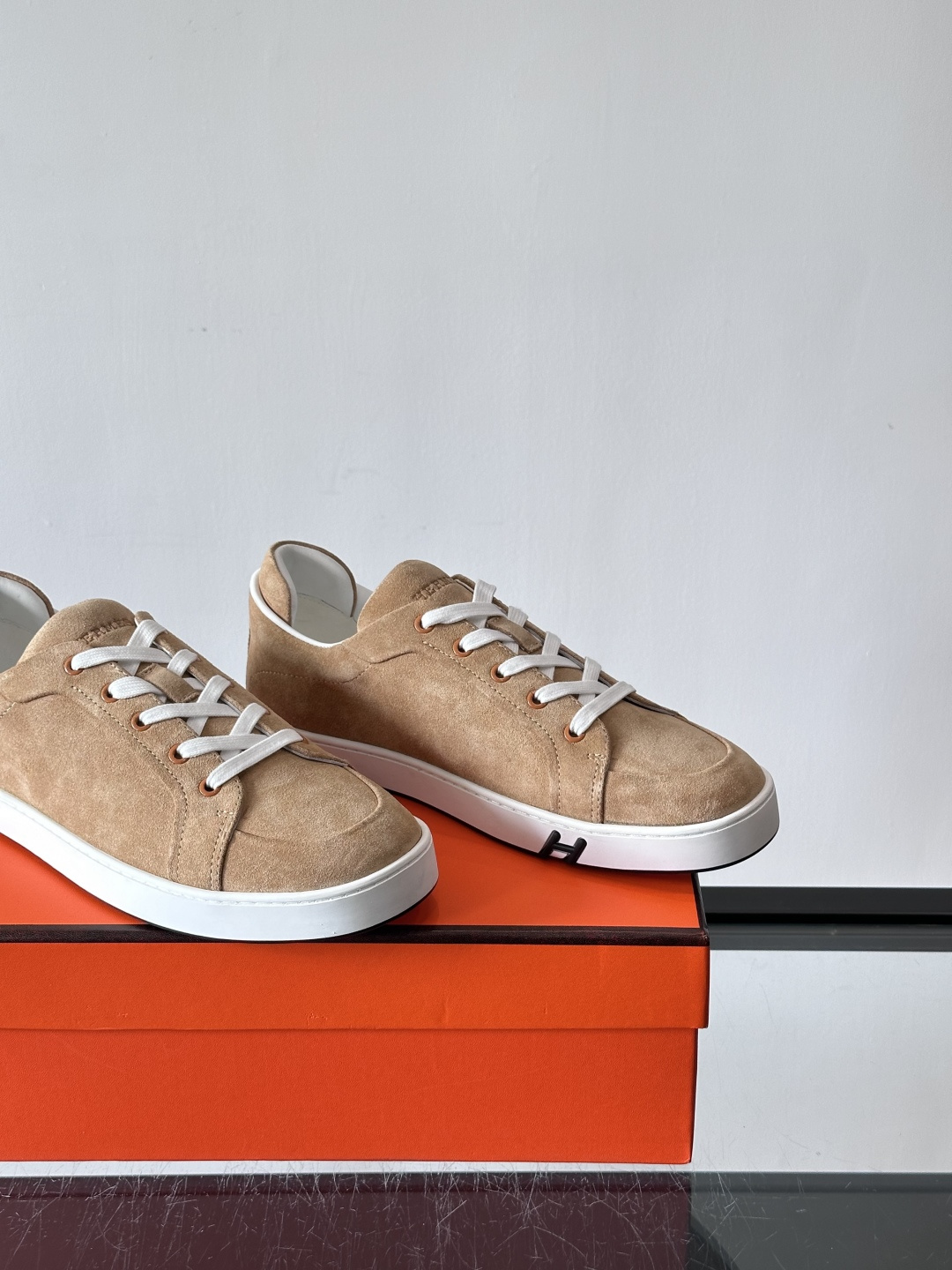 爱马仕Kid系列麂皮运动鞋，卡其色麂皮+小牛皮拼接，质感细腻又耐用。白色TPU橡胶鞋底，轻便舒适，日常穿