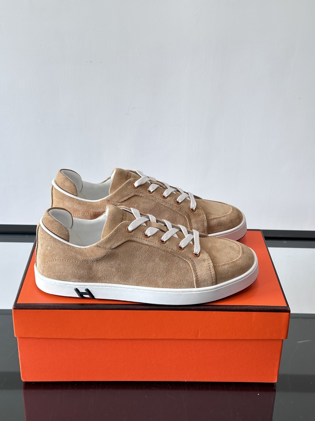 爱马仕Kid系列麂皮运动鞋，卡其色麂皮+小牛皮拼接，质感细腻又耐用。白色TPU橡胶鞋底，轻便舒适，日常穿