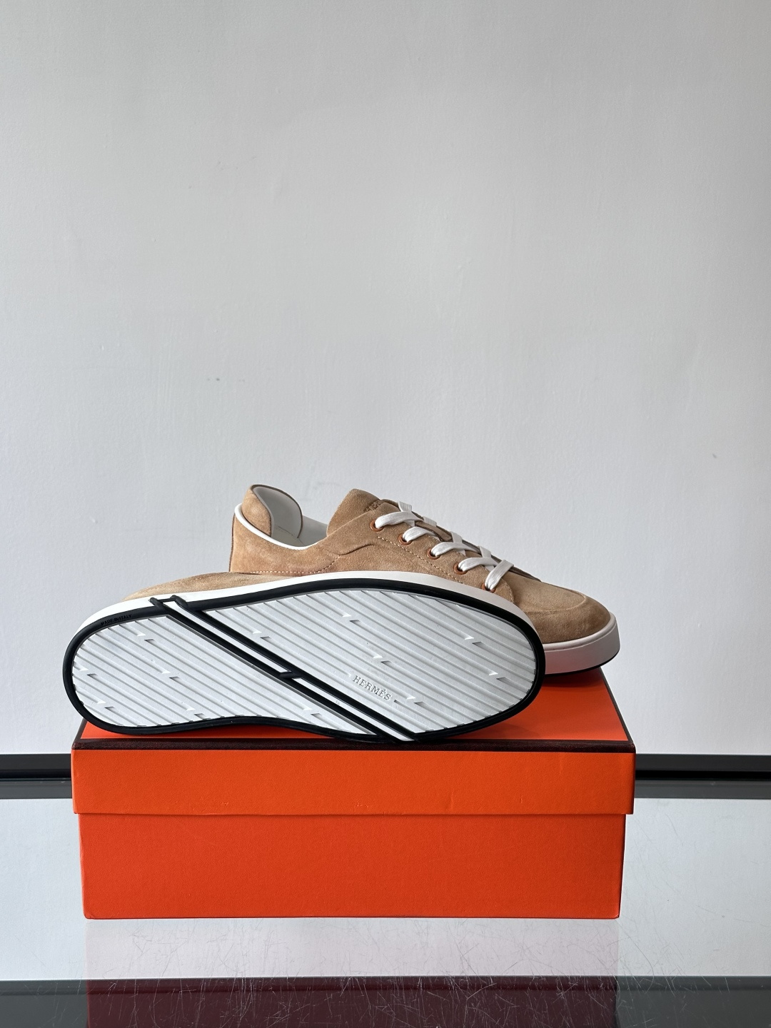 爱马仕Kid系列麂皮运动鞋，卡其色麂皮+小牛皮拼接，质感细腻又耐用。白色TPU橡胶鞋底，轻便舒适，日常穿